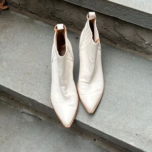 Marc Fisher Cream Leather distressed Chelsea Cowgirl Pointed Booties 3” Sz 6.5